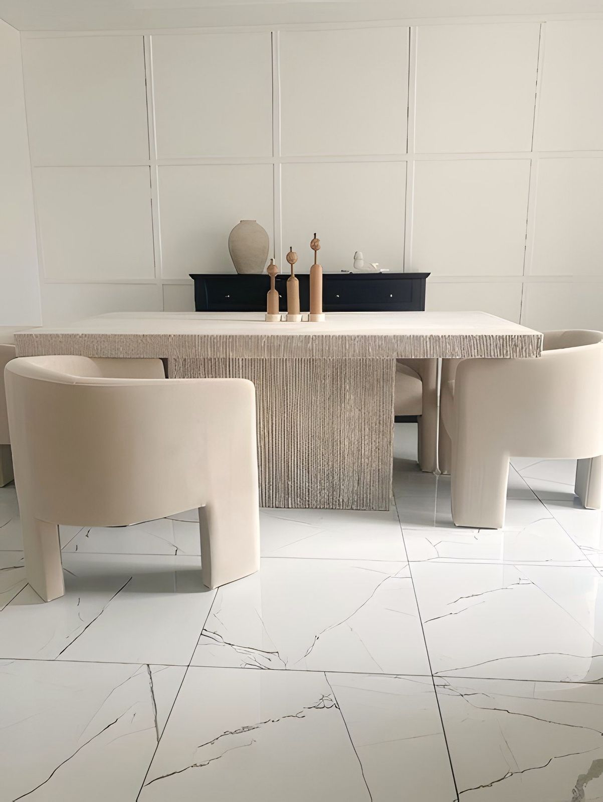 Table sur bloc de travertin et fauteuils bouclés
