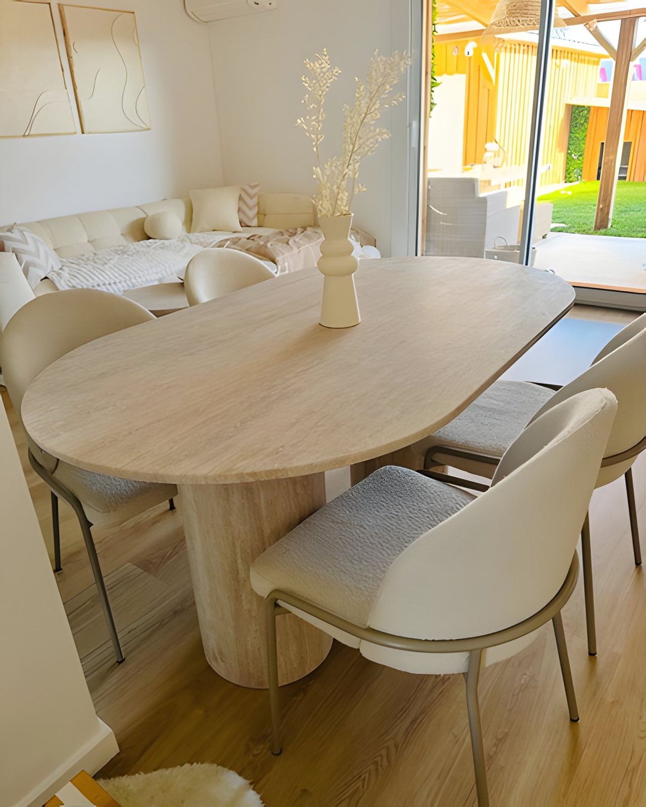 Table ovale en travertin dans un salon lumineux