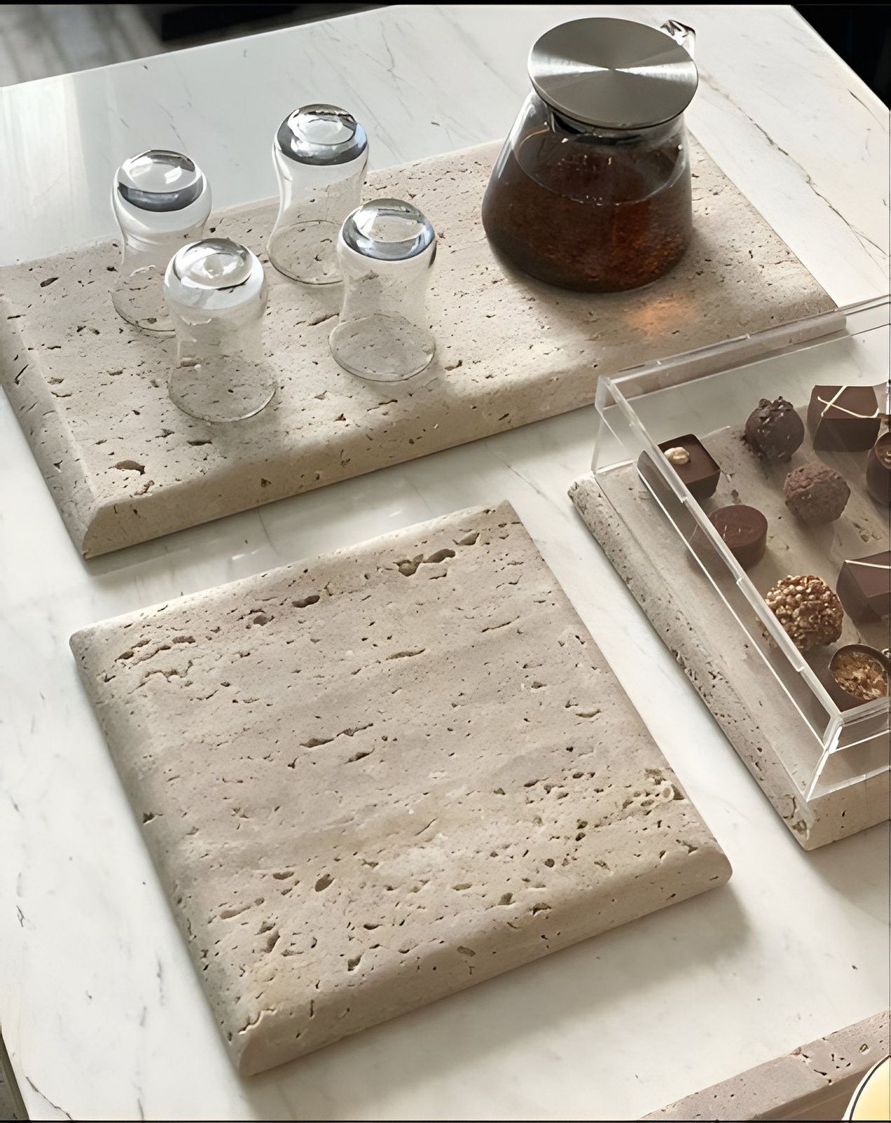 Plateaux en travertin avec verres et chocolats