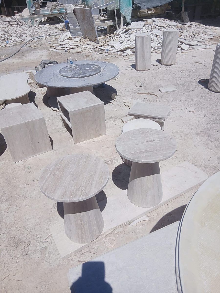 Tables en travertin terminées, avant leur départ