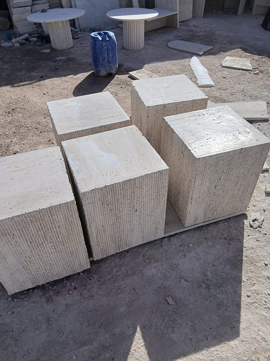 Blocs de travertin taillés, prêts à devenir des pieds de table